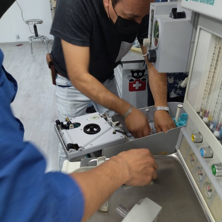 Participantes practicando con una máquina de anestesia en un curso de Fjbiomédica